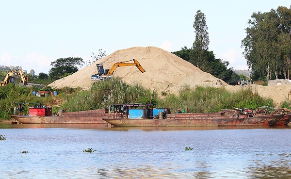 Illegal sand exploitation in the Krong No river (Photo: SGGP)